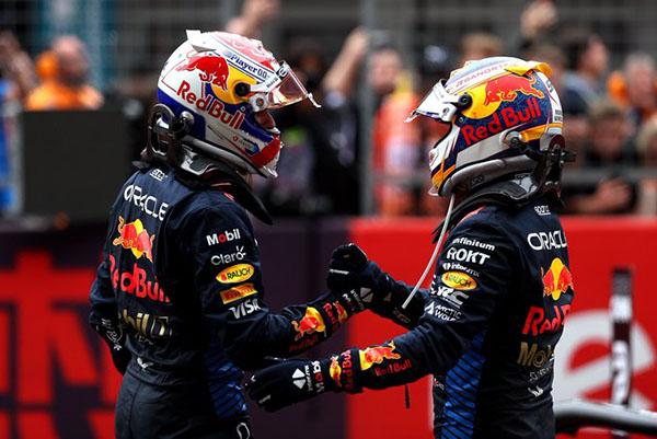 Gana Max Verstappen el Gran Premio de China y Sergio Pérez cierra tercero