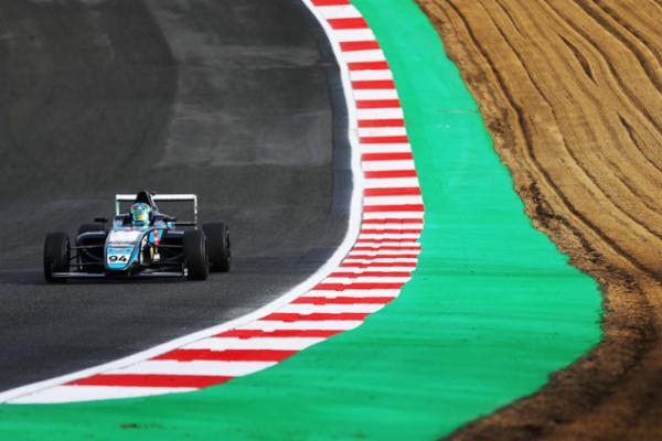 Sebastián Álvarez tiene acción en el Circuito de Thruxton con la Fórmula 4