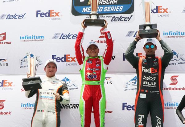Por la de cuadros al Miguel E. Abed los pilotos Telmex Telcel en NASCAR PEAK M&eacute;xico