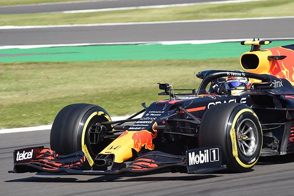Tarde sin fortuna de Max y Sergio Pérez en el Gran Premio de Gran Bretaña