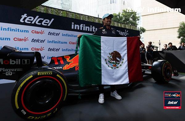 Sergio Pérez hace su parada de pits anual en Plaza Carso, listo para el gran desafío
