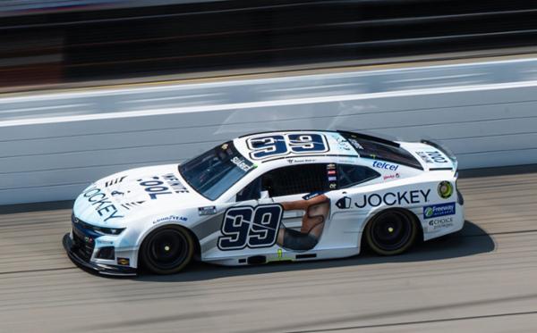 Lluvia, bandera roja, demora y doble tiempo extra en el caos final de Dover; Suárez, fuera del top-20