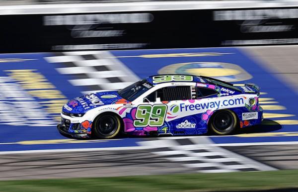 Daniel Suárez finalizó en el puesto 17 en el Kansas Speedway