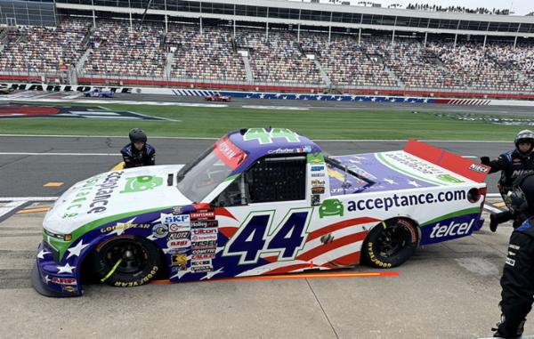 Andr&eacute;s P&eacute;rez de Lara y la camioneta #44 Telcel-Claro-Infinitum por fin corren en Charlotte entre la consternaci&oacute;n por el fallecimiento de Kyle Busch