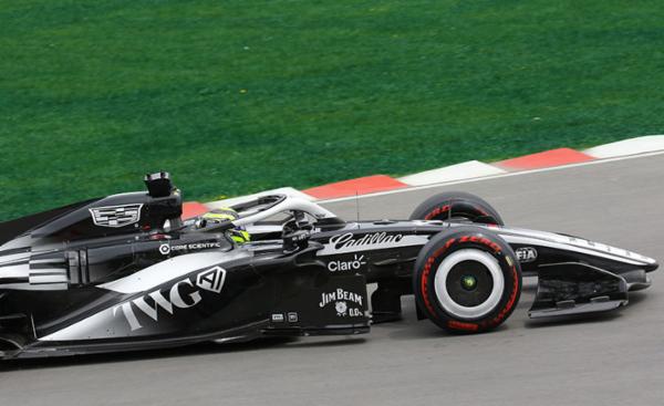 Falla en la suspensi&oacute;n da al traste con la carrera de Sergio P&eacute;rez en el Circuito Gilles Villeneuve