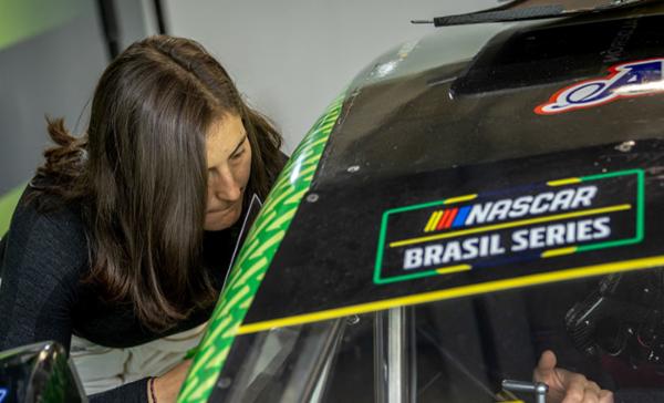 Logra Tatiana Calder&oacute;n su primer top-10 en NASCAR Brasil y primer top-5 en Challenge