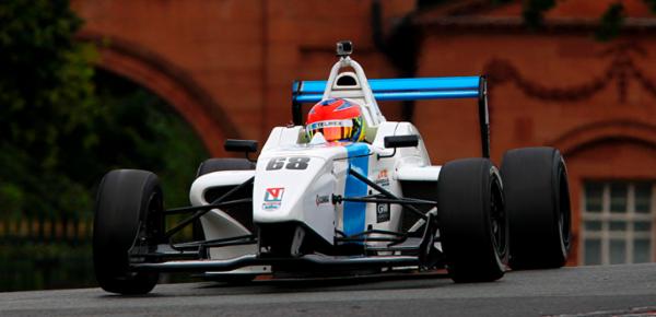 Diego Menchaca rescata top-ten en Oulton Park