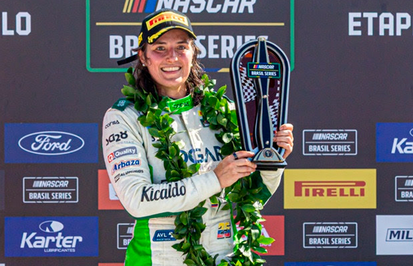 TATIANA CALDERÓN HACE HISTORIA Y SE CONVIERTE EN LA PRIMERA MUJER EN GANAR UNA CARRERA DE NASCAR BRASIL